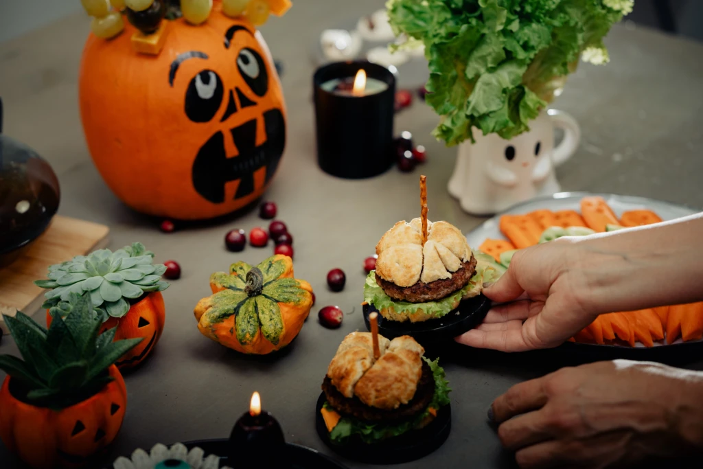 Dekorēšanas padomi Halovīna galdam.