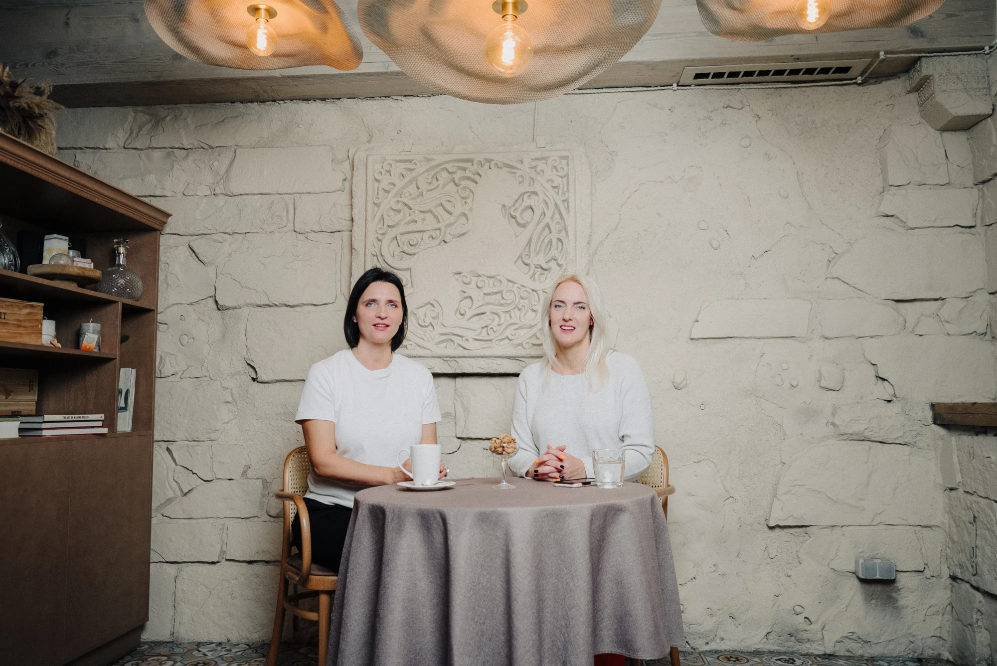 Vecāku organizācijas vadītāja Inga Akmentiņa-Smildziņa un Anda Ķīvīte-Urtāne, Rīgas Stradiņa universitātes Sabiedrības veselības institūta direktore.