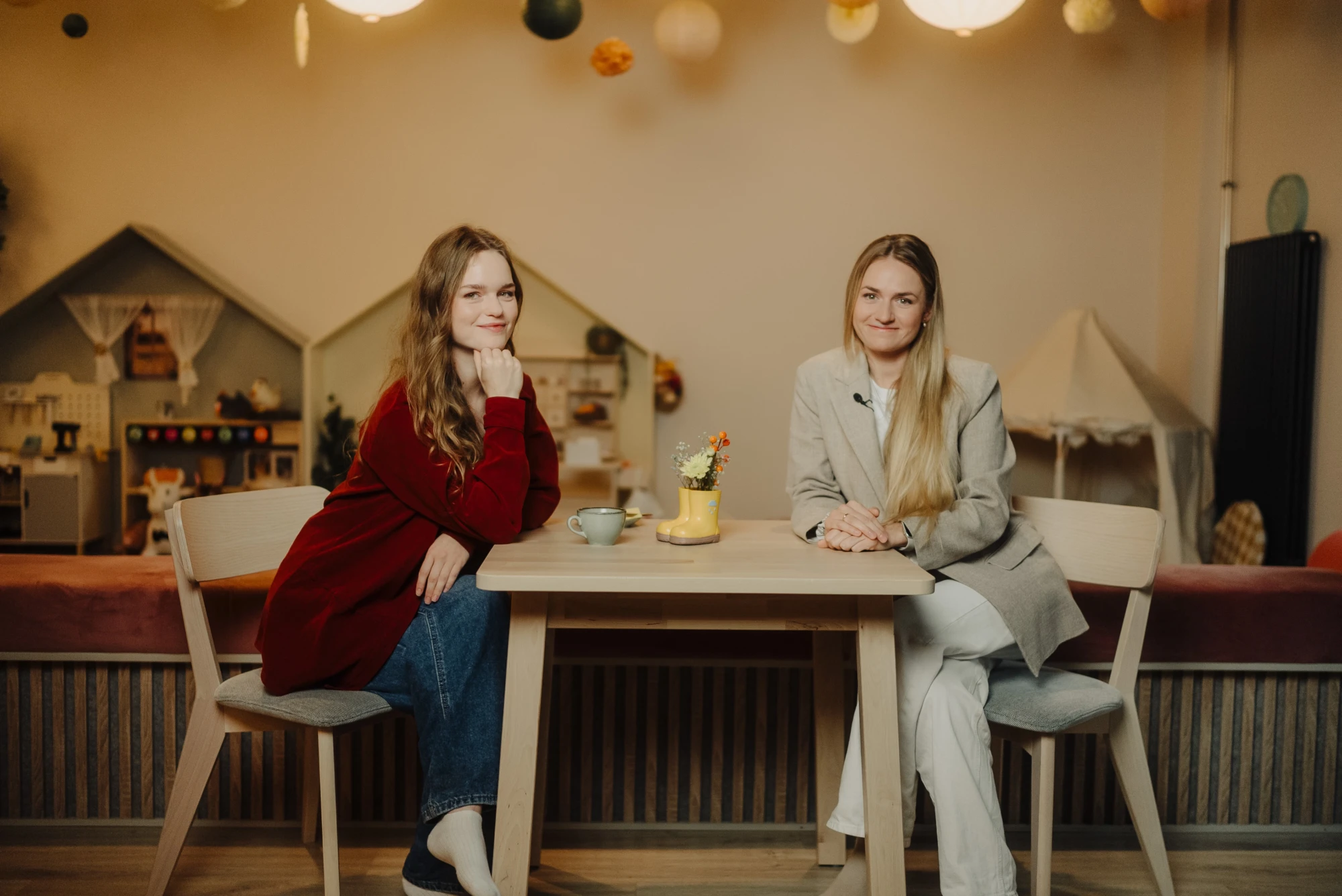 Vecāku organizācijas pārstāve Agnese Gabrāne un ārste rezidente ginekoloģijā un dzemdniecībā Dora Rimkus.