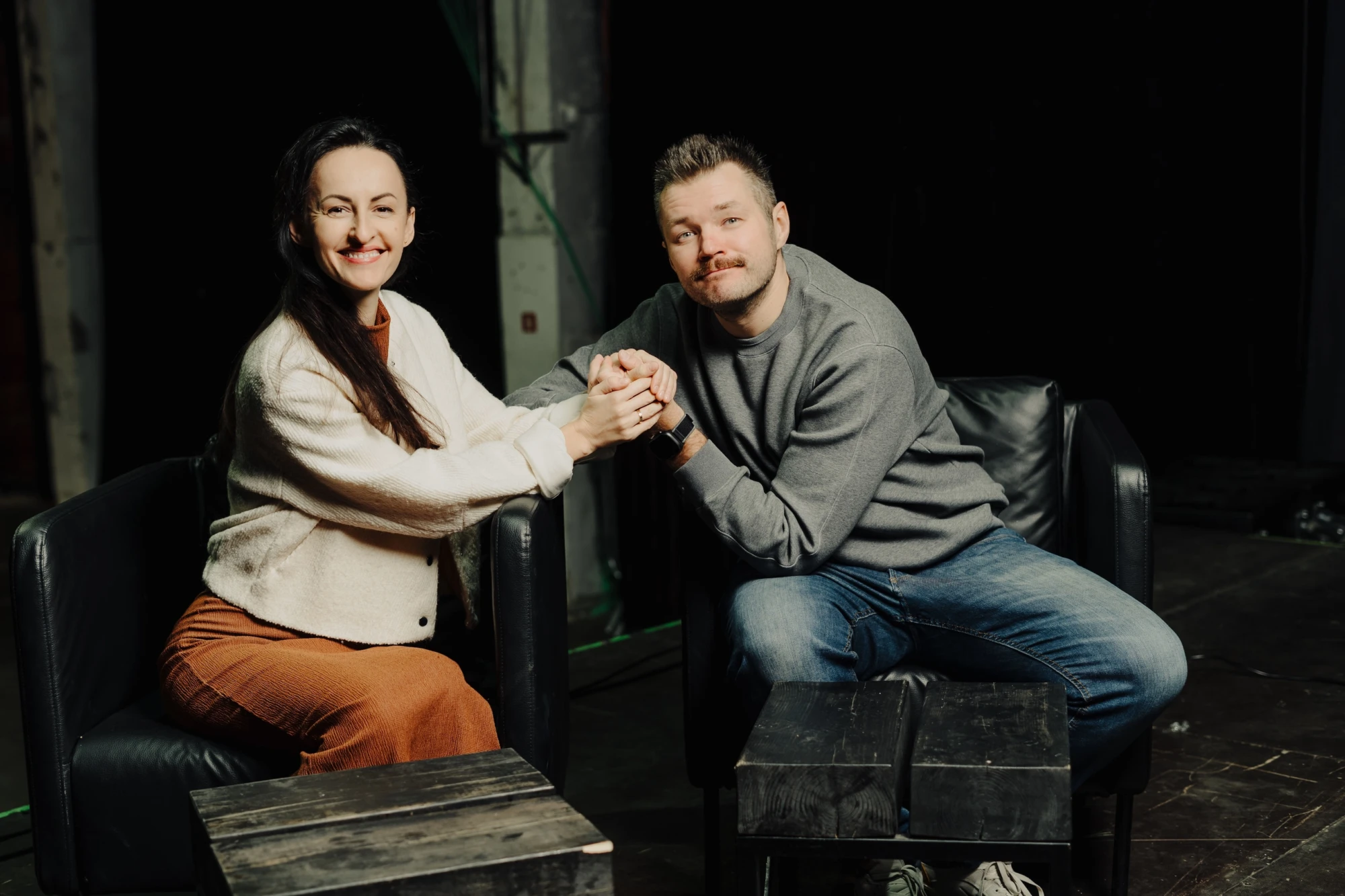 Vecāku organizācija aicināja uz sarunu improvizācijas teātra aktieri, mediju personību Kasparu Breidaku un viņa sievu, aktiera meistarības skolotāju Zani Breidaku