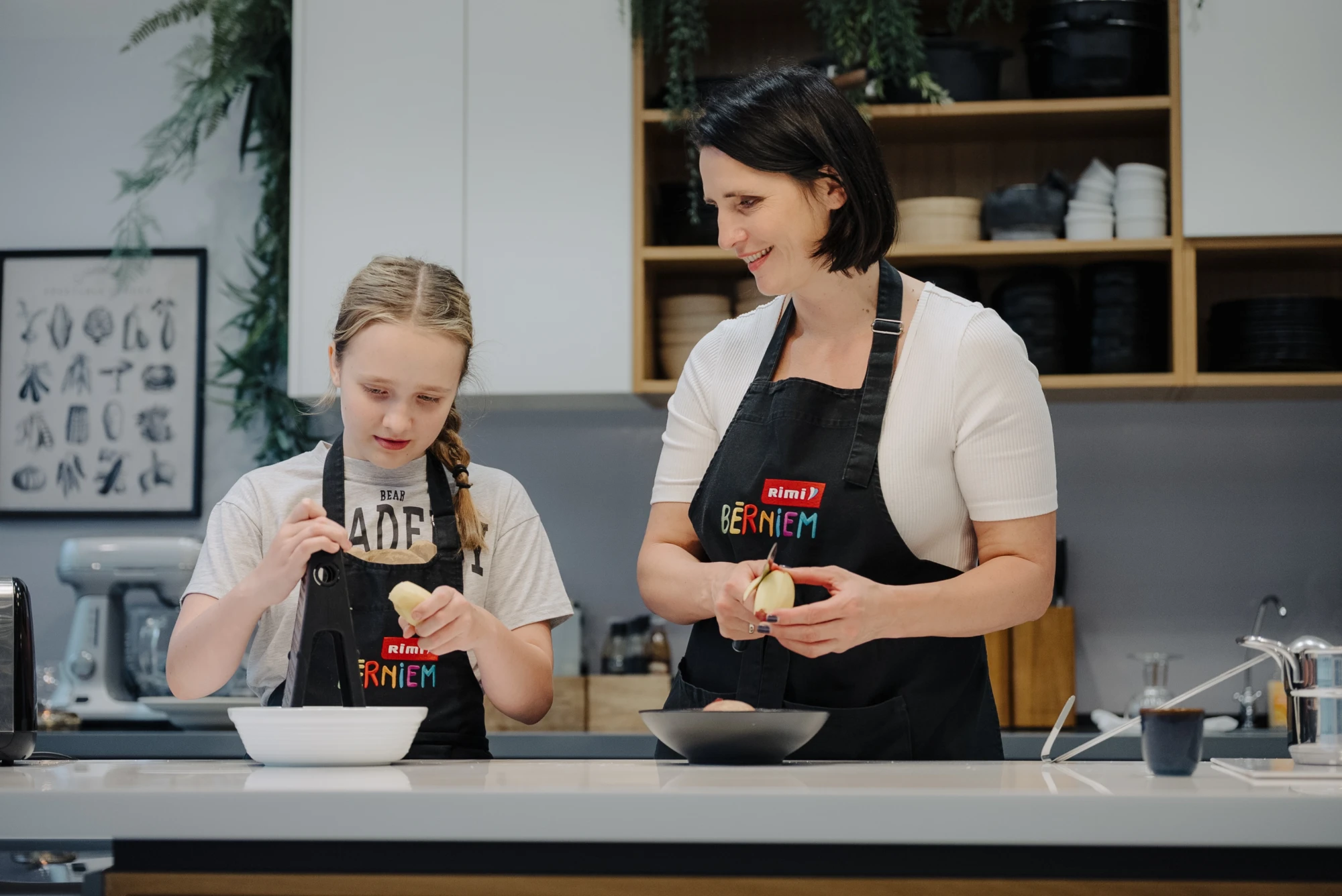 Valsts svētki ir lieliska iespēja atgriezties pie ģimenes saknēm – pagatavot pa ēdienam no katra novada un parunāt, kāpēc tas tieši tur bijis populārs.