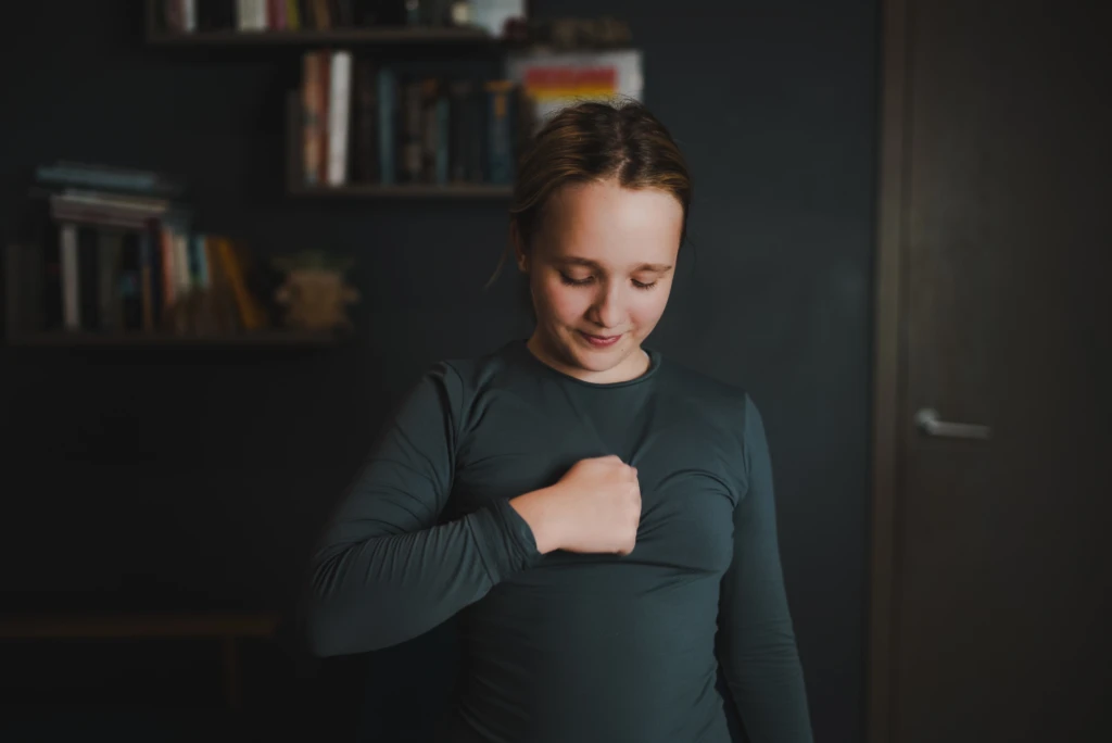 Palīdz bērnam apzināties savu elpu, savu satraukumu; masāža palīdzēs turēt krūšu kurvi izplestu. 