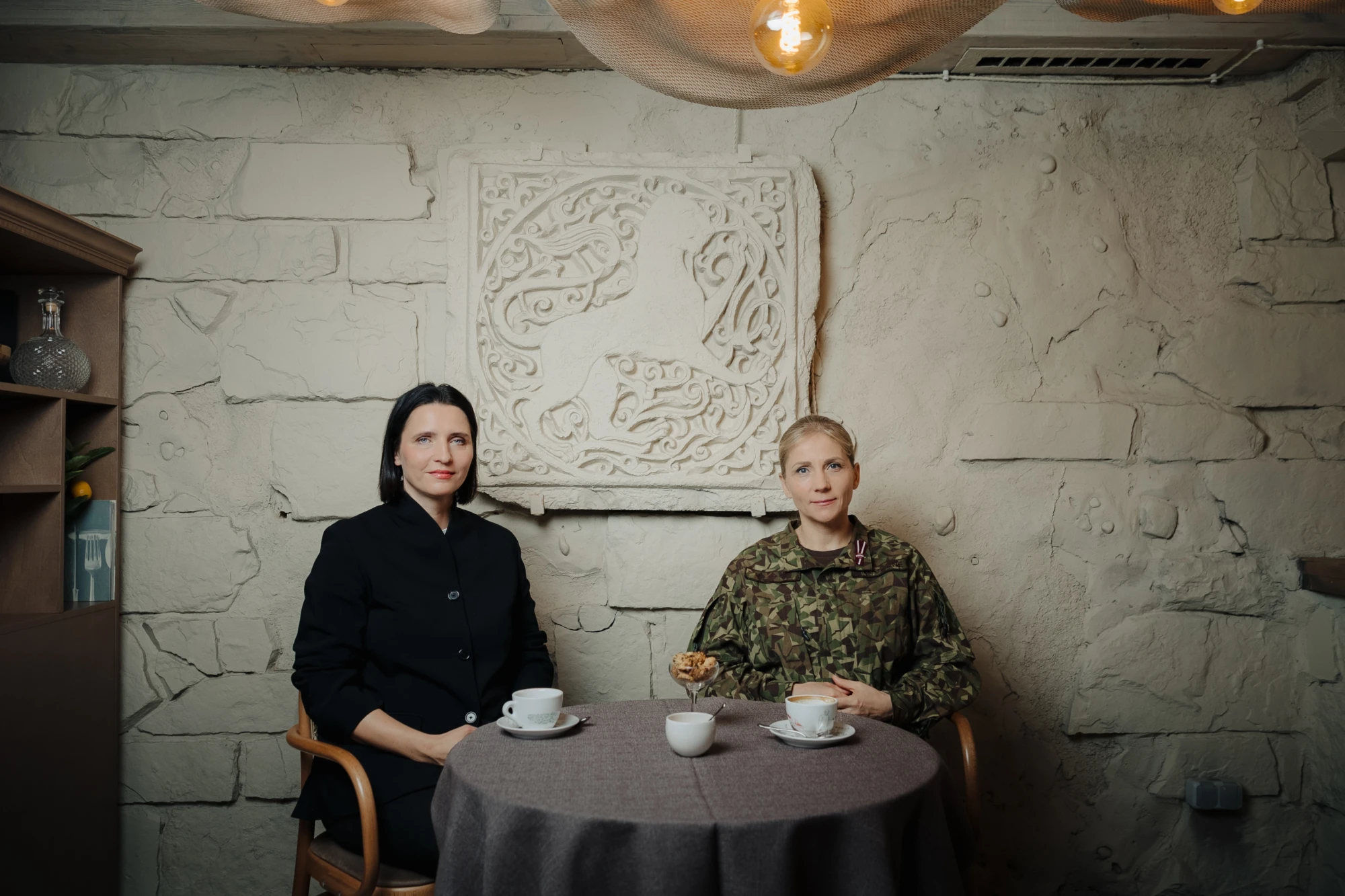 Vecāku orgnanizācijas vadītāja Inga Akmentiņa-Smildziņa un pulkvede, NBS Štāba bataljona komandiere Antoņina Bļodone.