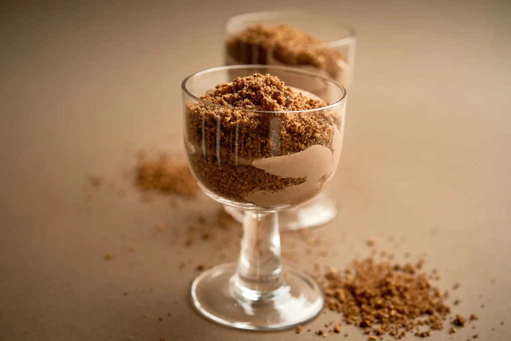 Kakao deserts ar lazdu riekstiem un jogurta krēmu
