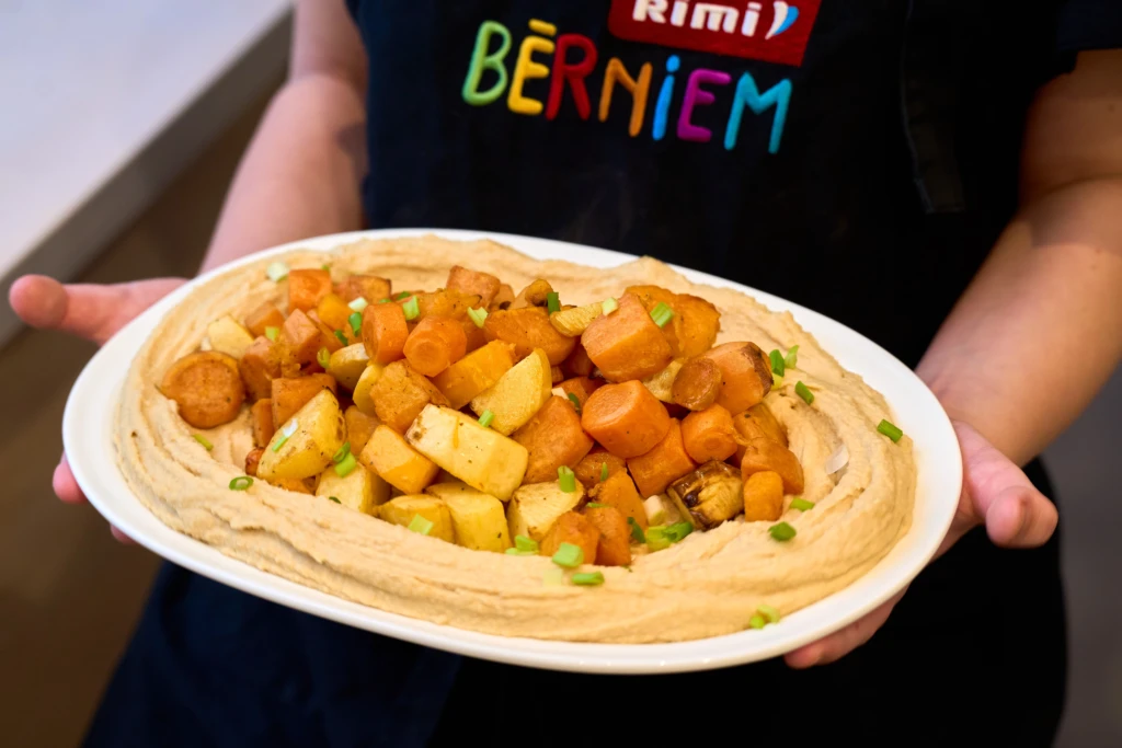 Humuss ar zeltaini kraukšķīgām saknēm no airfryer.