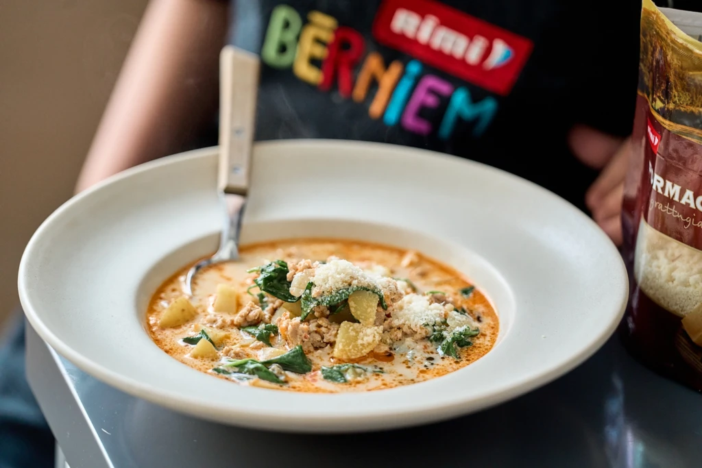 Krēmīgā itāļu desas zupa ar spinātiem
