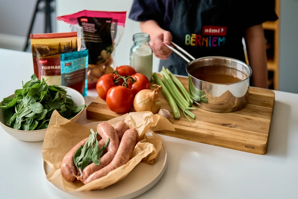 Krēmīgā itāļu desas zupa ar spinātiem
