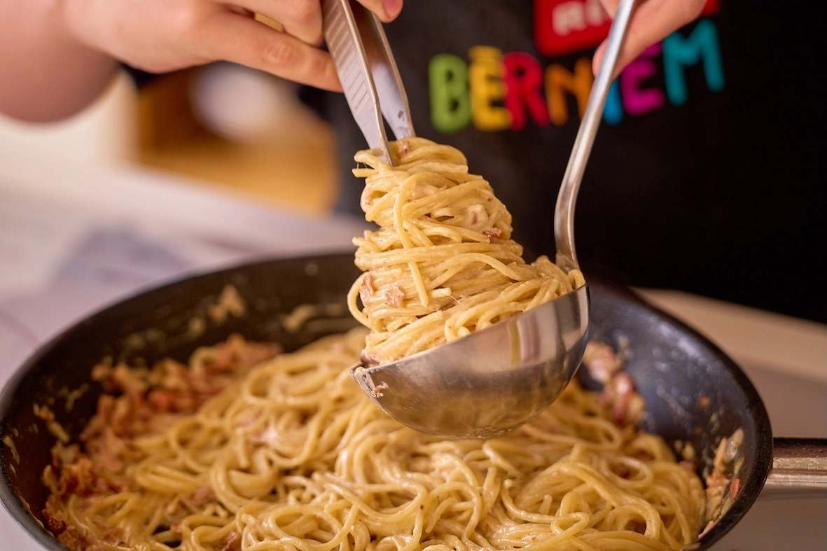 Gatavojam slaveno pasta “Carbonara” mājā