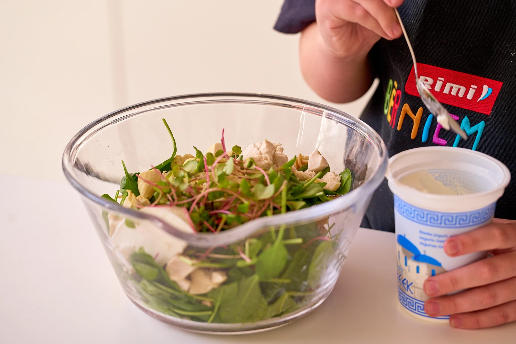 Pilngraudu kuskusa salāti ar redīsu dīgstiem un sieru.