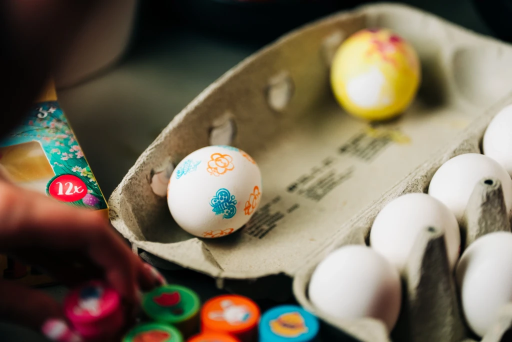 Rimi veikalos ir nopērkami speciāli zīmodziņi, lai uz olām uzspiestu zīmējumus.