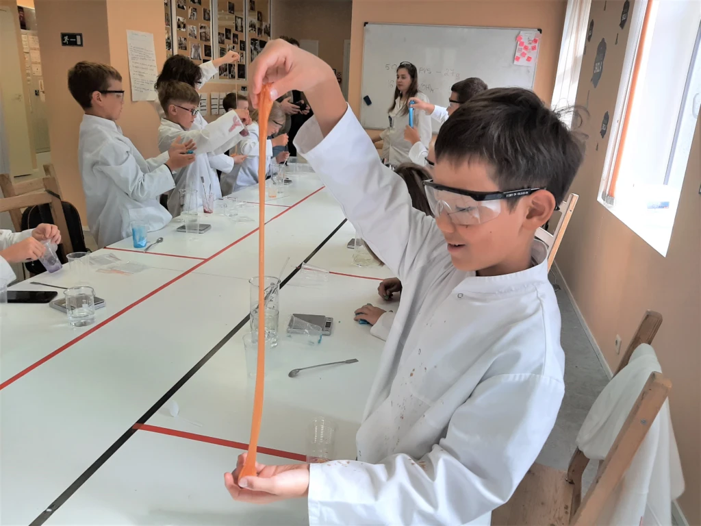 Šovasar "Laboratorium Zinātnes skola" organizē nometnes un kursus skolēniem (9-17 g.). Praktiski eksperimenti ķīmijā un elektronikā. Piesakies jau tagad!