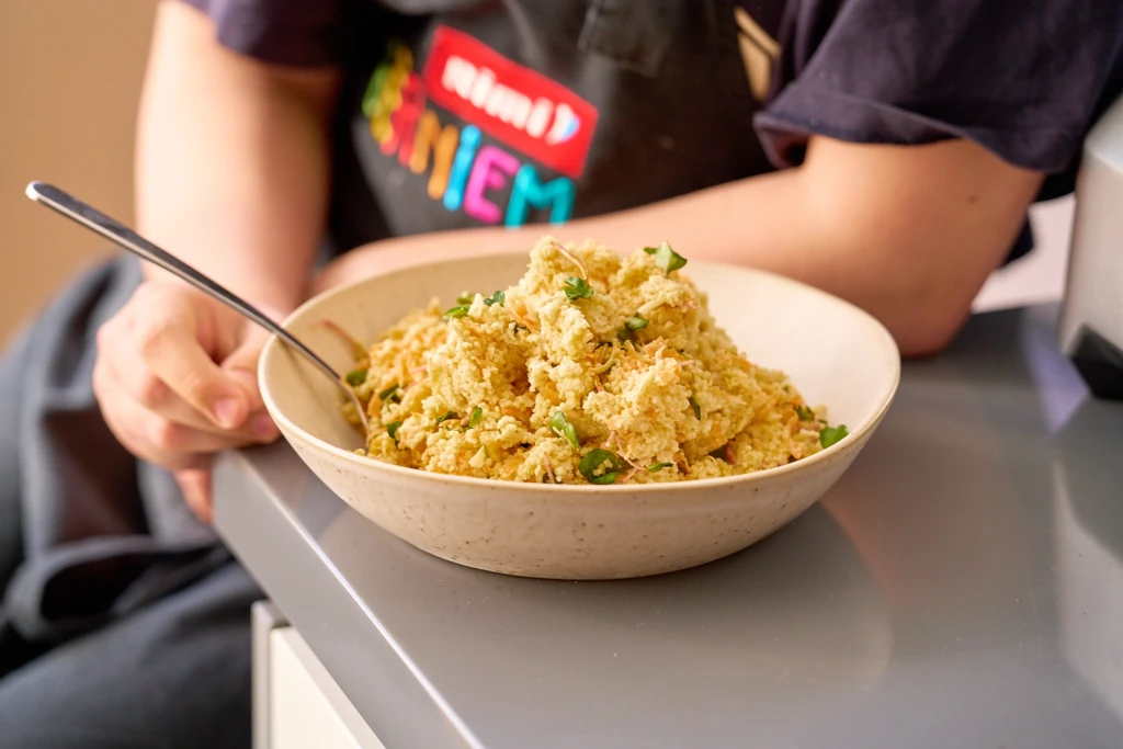 Pilngraudu kuskusa salāti ar redīsu dīgstiem un sieru