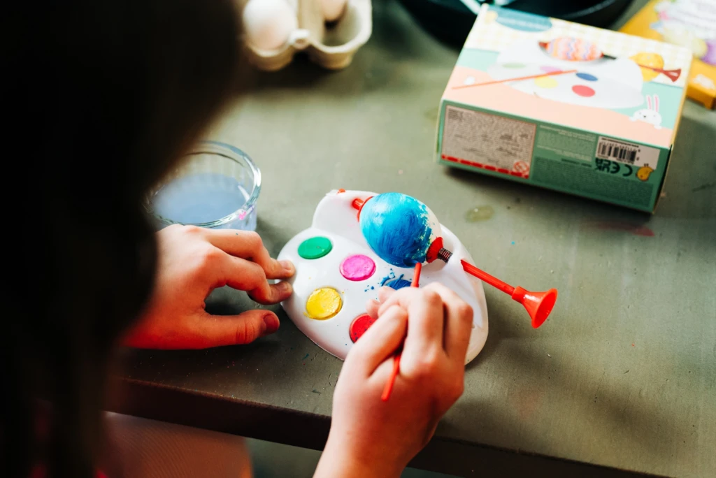 Rimi veikalos ir nopērkamas nelielas ierīces, lai olu krāsošana pārvērstos par ērtu gleznošanas darbnīcu!