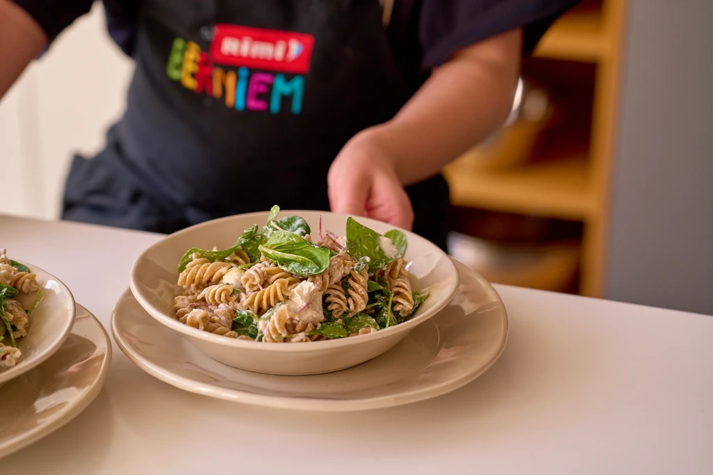 Pilngraudu makaronu salāti ar zirņu dīgstiem un vistas fileju
