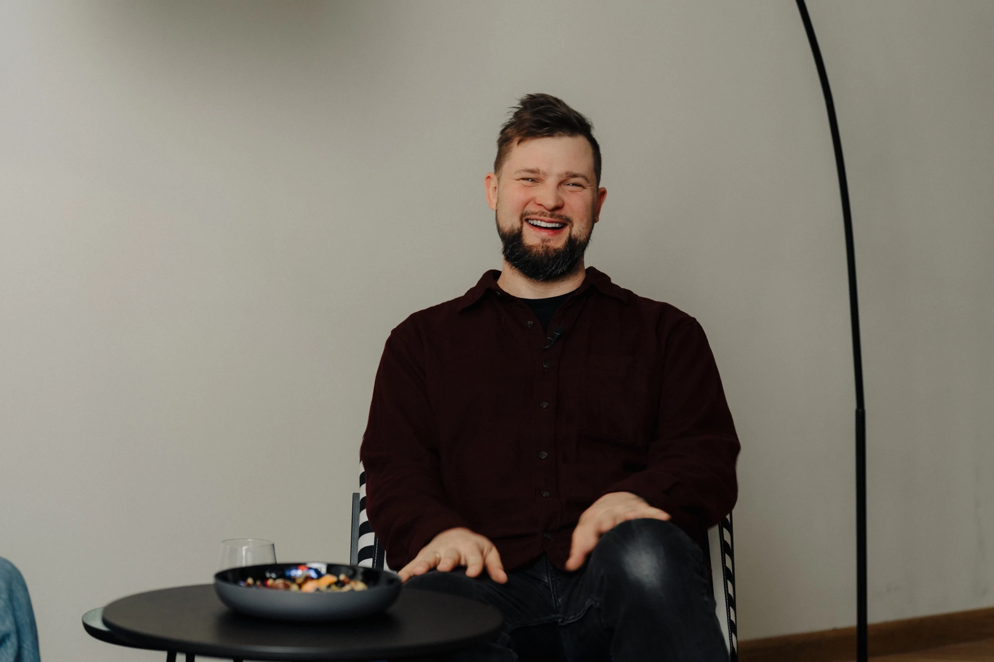 Kā saglabāt mieru, audzinot divgadīgus dvīņus? Fotogrāfs Mārcis Gaujenietis dalās pieredzē par ceļošanu, rīta rituāliem un tēta superspējām ikdienā.