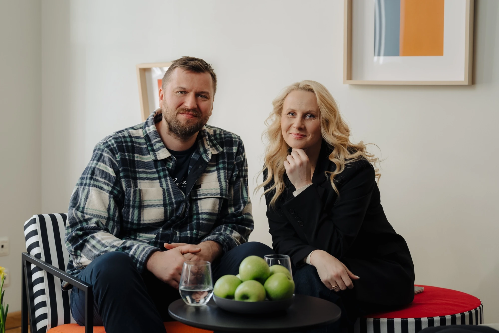 Rūta un Kaspars Dvinski atklāti par dzīvi ar 3 meitām. Iedvesmojoša saruna par bērnu audzināšanas priekiem, rīta haosu, vecāku trauksmi un pāra attiecībām.