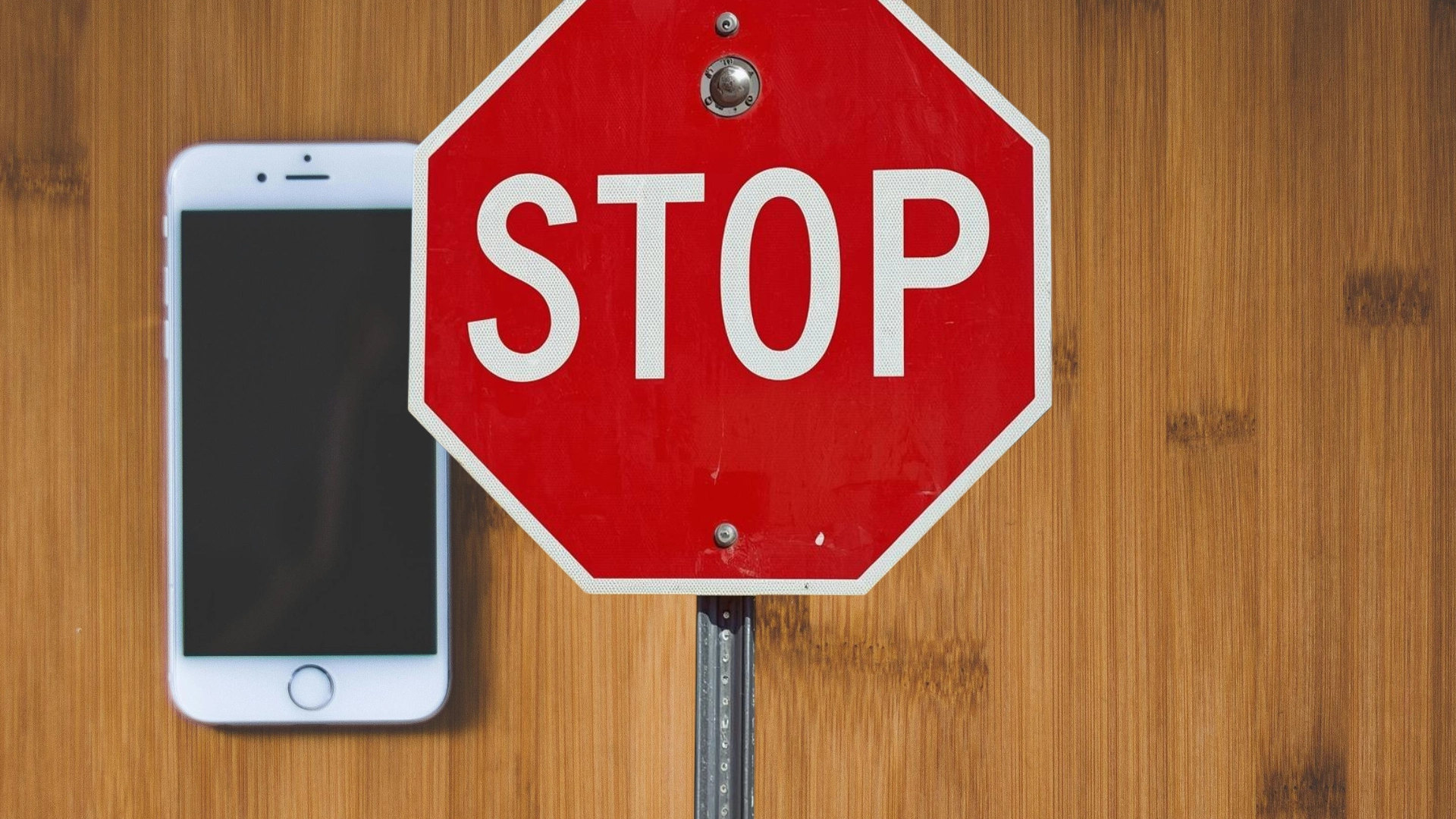 Saeima 2026. gada 12. martā ir pieņēmusi nozīmīgus grozījumus Izglītības likumā, kas būtiski mainīs ikdienu Latvijas skolās.  Turpmāk mobilo tālruņu lietošana būs aizliegta visā pamatskolas posmā – no 1. līdz pat 9. klasei.