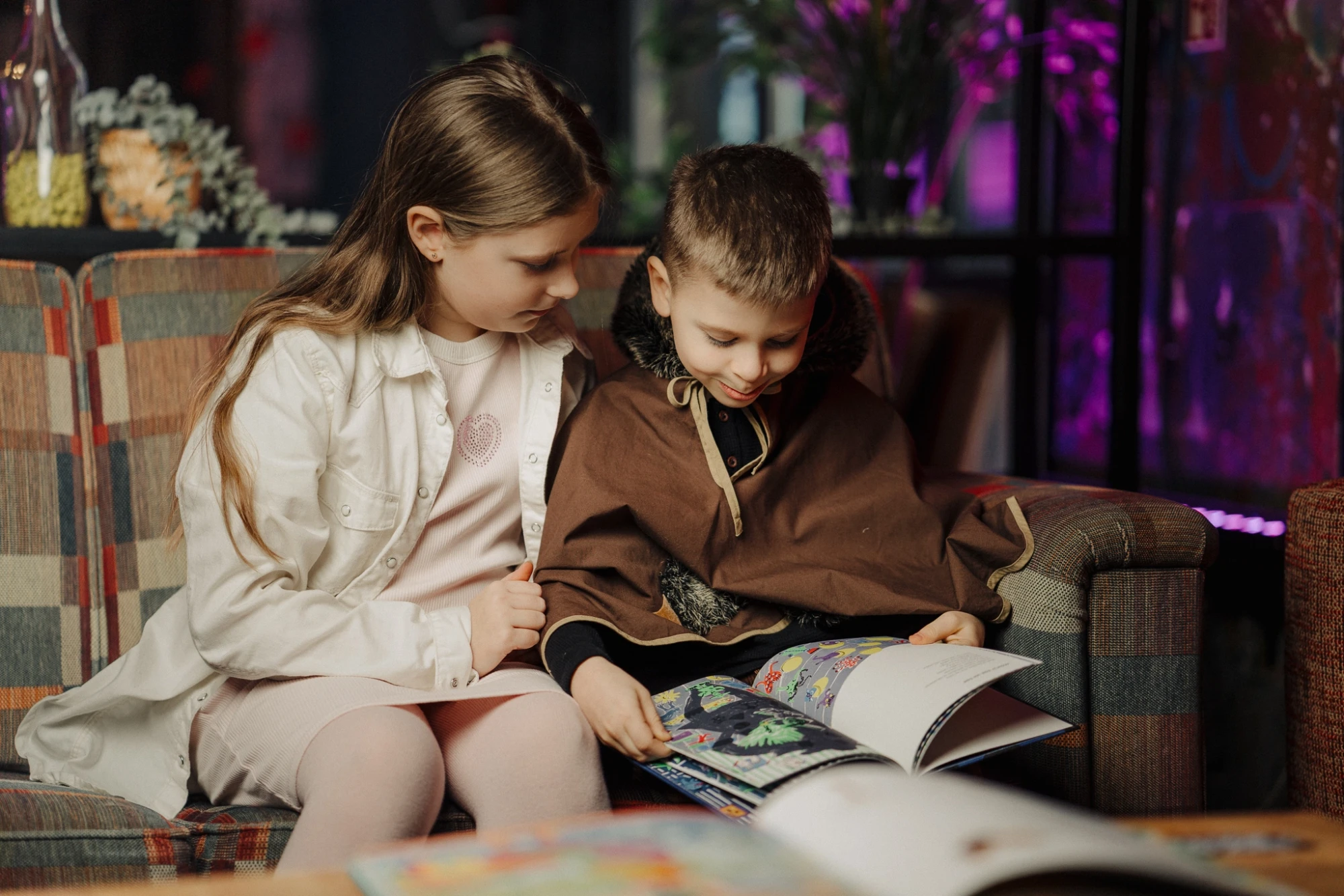 Pasaka pirms miega – vērtīgs ieguldījums bērna valodā un nākotnē. Uzzini, kāpēc lasīt priekšā pat 15 minūtes dienā un kā šis rituāls satuvina ģimeni.