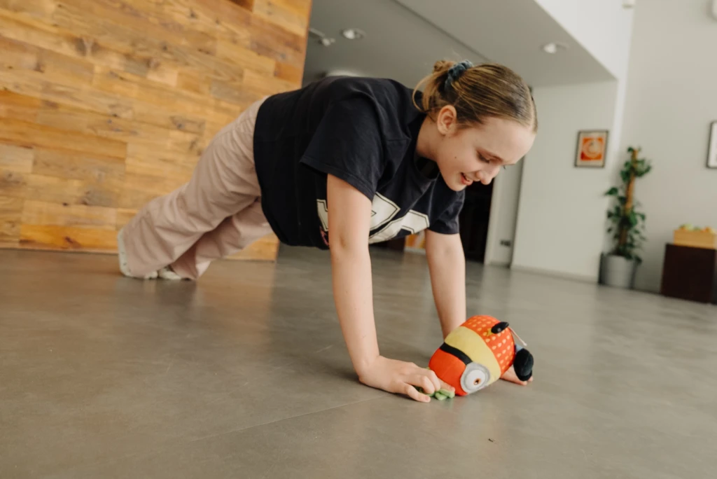 Planks. Atgūstiet enerģiju ziemas sezonā! Fizioterapeits iesaka 3 vienkāršus vingrinājumus mājās visai ģimenei nervu sistēmas aktivizēšanai.