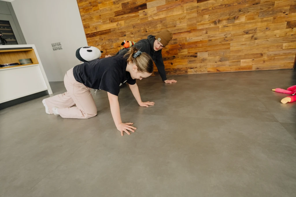 Rāpošana. Atgūstiet enerģiju ziemas sezonā! Fizioterapeits iesaka 3 vienkāršus vingrinājumus mājās visai ģimenei nervu sistēmas aktivizēšanai.