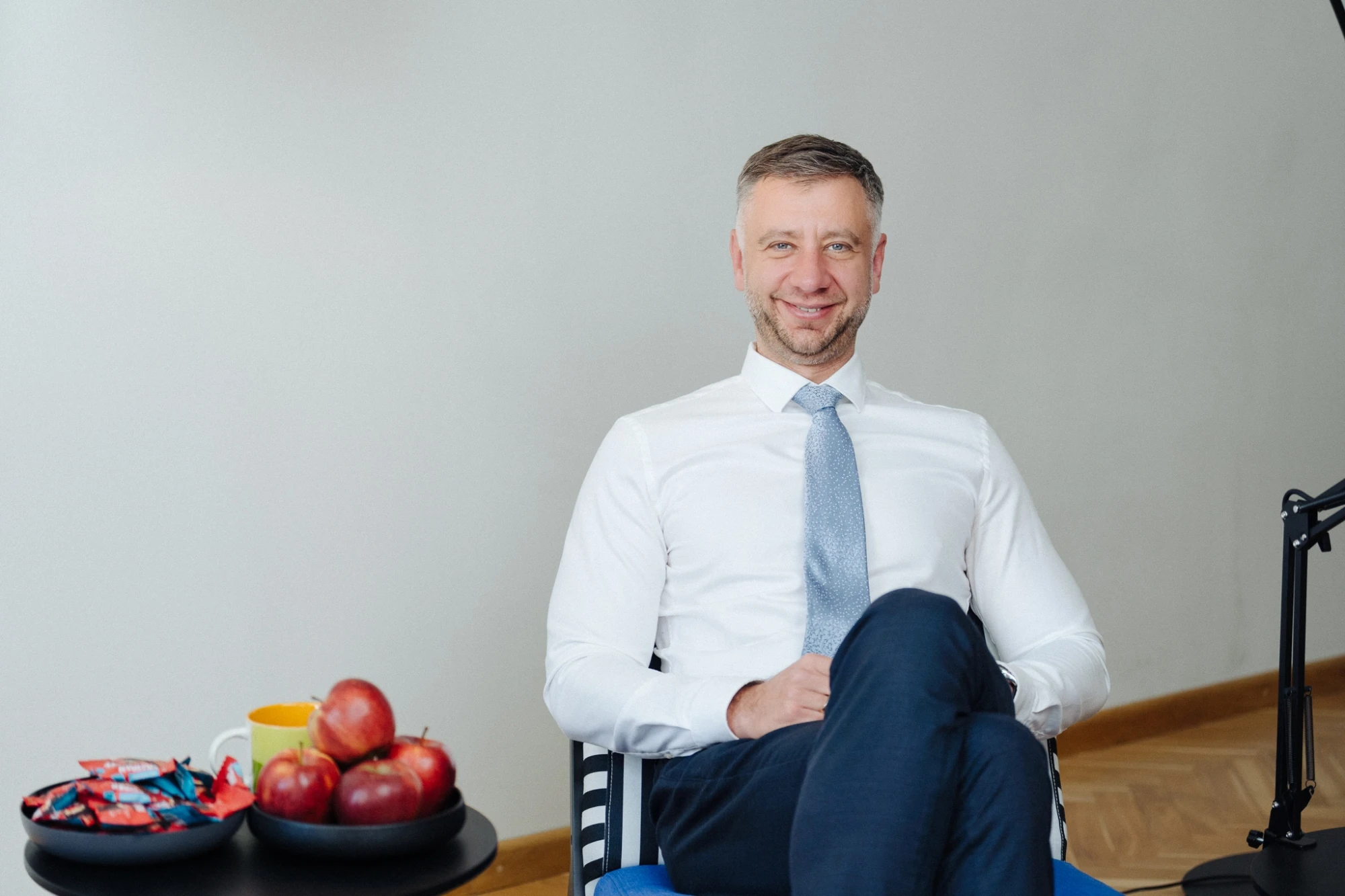 Neiroķirurgs Jānis Šlēziņš kliedē mītus par muguras sāpēm un operācijām. Uzzini, kāpēc vingrošana ir labāka par zālēm un kad muguras sāpes ir bīstams signāls.