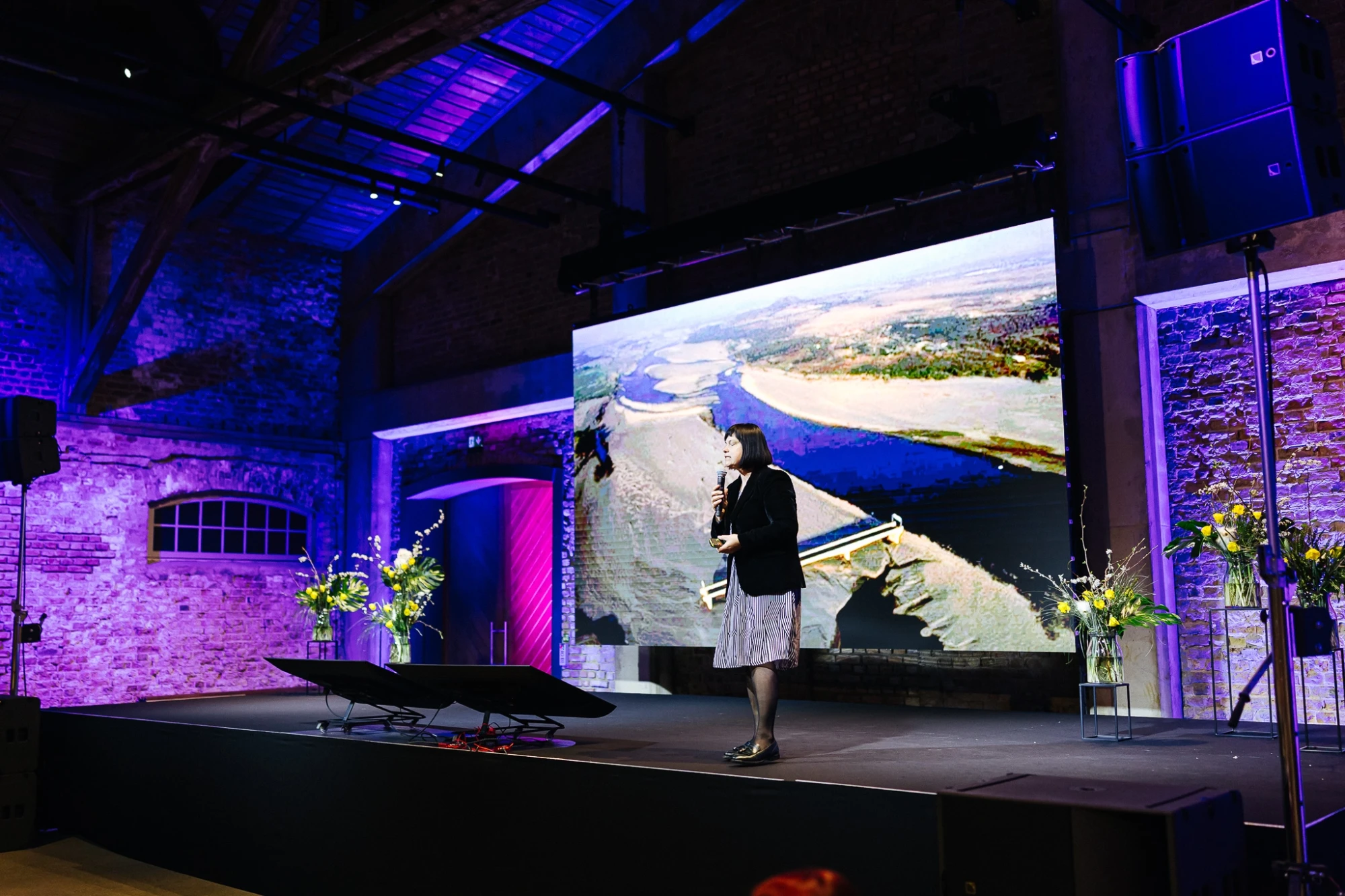 Iedvesmojošs Cēsu 2. pamatskolas direktores Ijas Brammanes stāsts par to, kā pārvērst formālas skolas un vecāku attiecības patiesā, dzīvā sadarbībā.