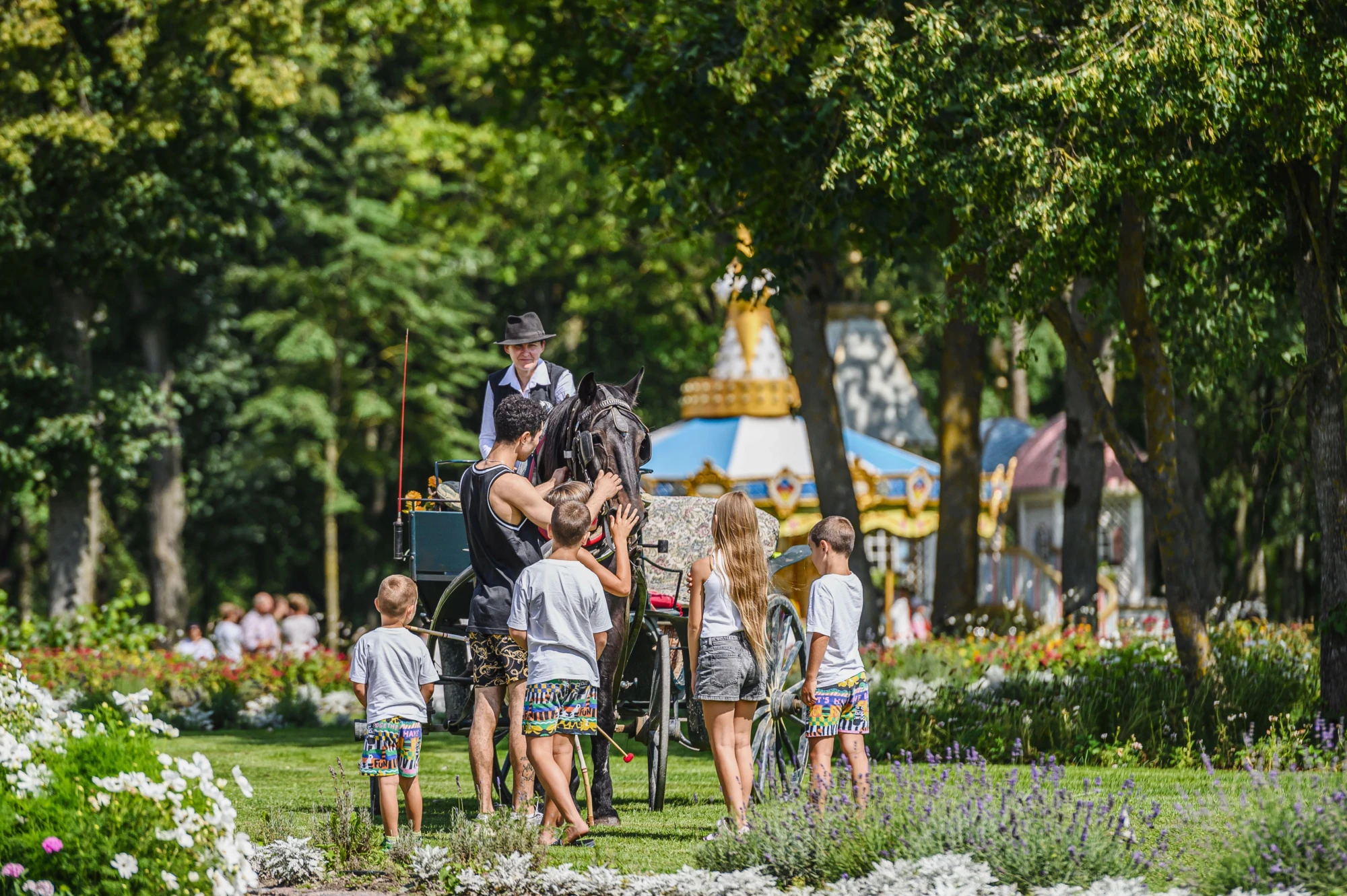 Lieliska atpūta ģimenēm! Uzziniet visu, ko Pakrojas muiža piedāvā bērniem. Atklājiet aizraujošas aktivitātes un noderīgus ieteikumus jaukām brīvdienām.