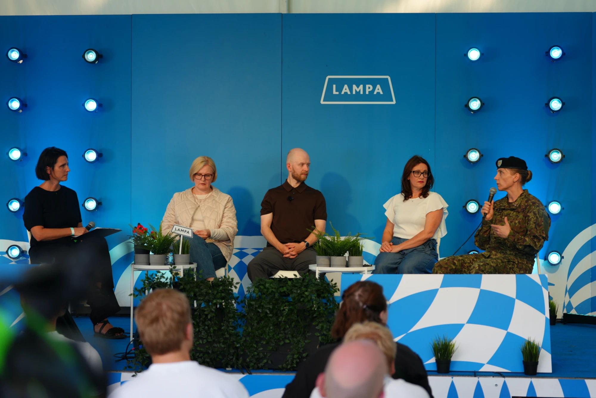 Sarunu festivālā LAMPA Latvijas Vecāku organizācijas veidotajā diskusijā “Demogrāfiju izglābt nevaram, bet vai varam izglābt sevi?” sabiedrības veselības eksperti, politiķi un militārpersonas runāja par to, kurp dodas mūsu sabiedrība un kurā brīdī valsts atbildība satiekas ar indivīda un ģimenes atbildību.