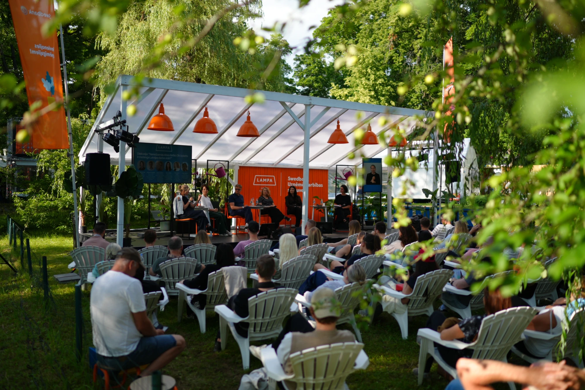 Vai mobings Latvijas uzņēmumos ir kļuvis par normu? Uzzini festivāla LAMPA ekspertu atziņas par emocionālo vardarbību darbā un padomus, kā rīkoties.