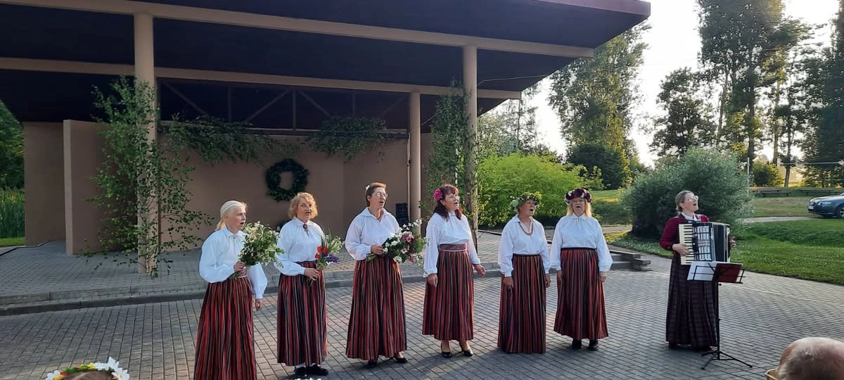 Jaunsātu tautas nams un bibliotēka senioru vokālais ansamblis "Prelūdija"