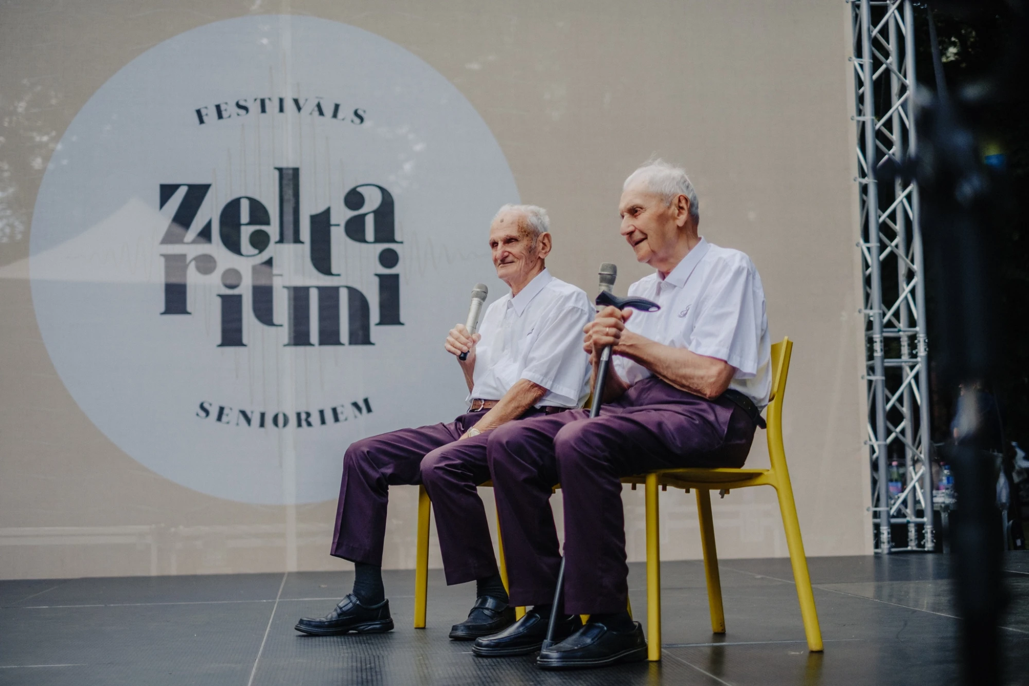 Kā apmānīt laiku un izdzīvot katru dienu ar smaidu? 92 un 96 gadus veci kungi festivālā „Zelta ritmi” dalās ar vērtīgiem padomiem par laimīgām vecumdienām.