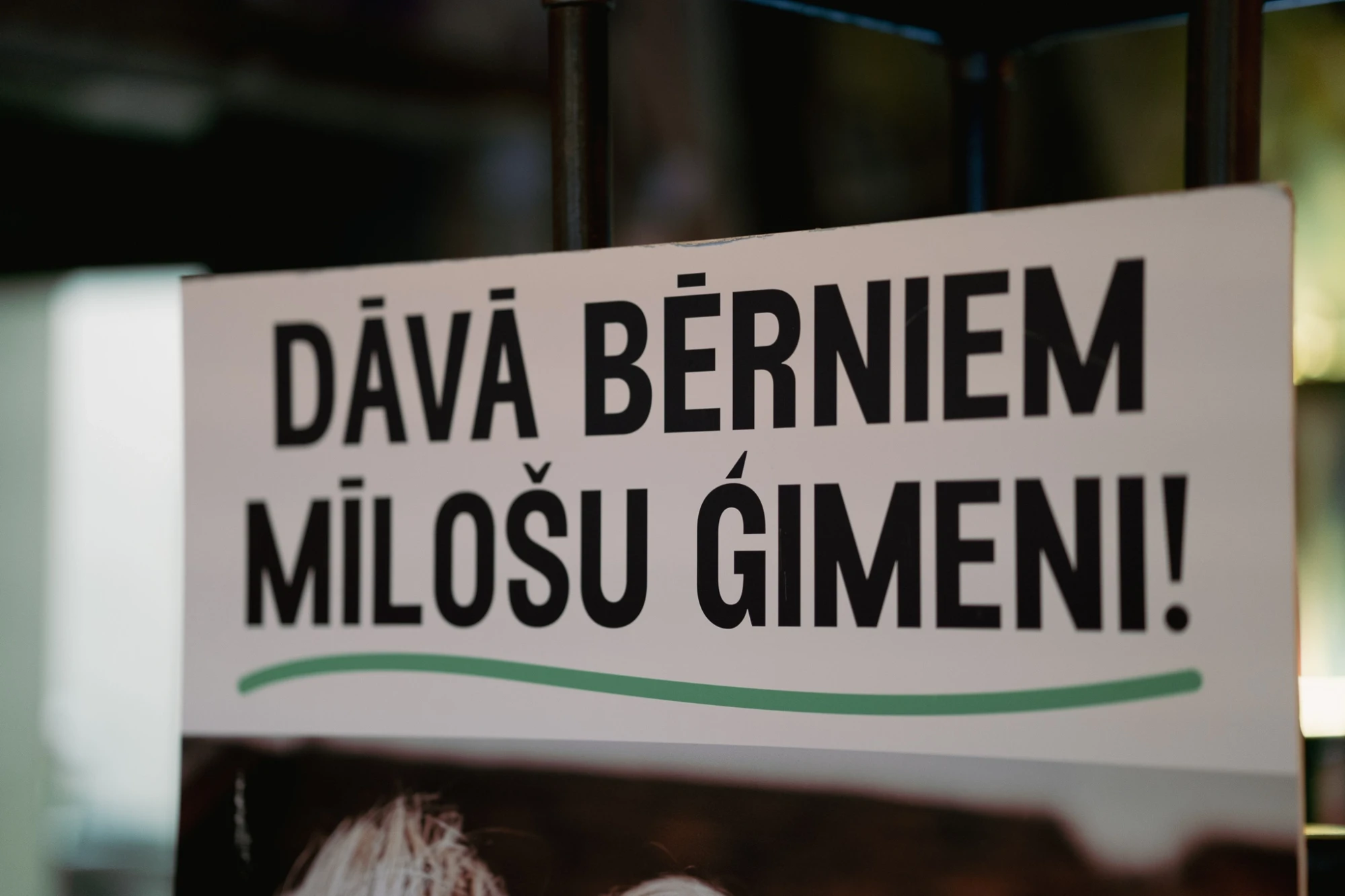 Rīgā noslēgusies Labklājības ministrijas informatīvā kampaņa “Dāvā bērniem mīlošu ģimeni!”