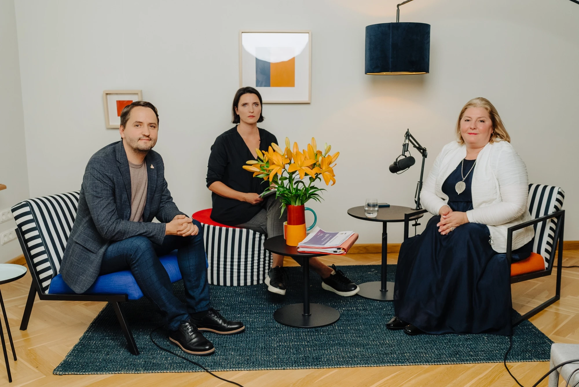 Latvijas Vecāku organizācijas vadītāja Inga Akmentiņa-Smildziņa, Vēstures un sociālo zinību skolotāju biedrības valdes loceklis un sociālo zinību skolotājs Aleksandrs Lange, izglītības un zinātnes ministres padomniece valsts valodas un izglītības satura jautājumos Vineta Skujiņa.